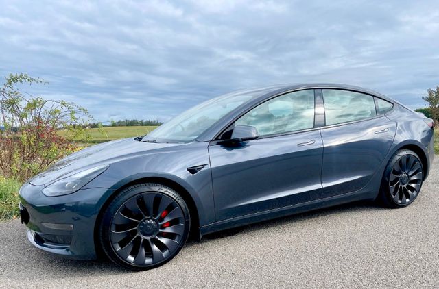 Tesla Model 3 Allradantrieb mit Dualmotor Performa...