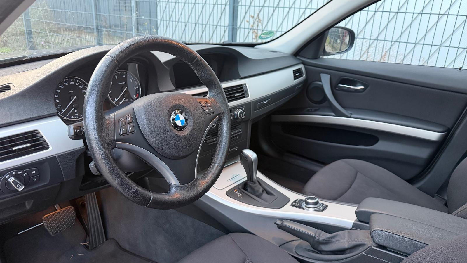 BMW 318i AUTOMATIK TÜV,93.000KM,NAVI,PANO,KLIMA,PDC