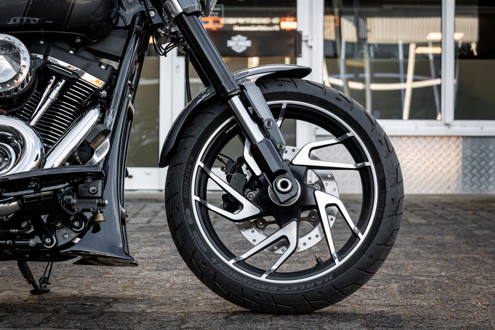Fahrzeugabbildung Harley-Davidson FLSB SPORT GLIDE 107 - Dr. Jekill & Mr. Hyde -