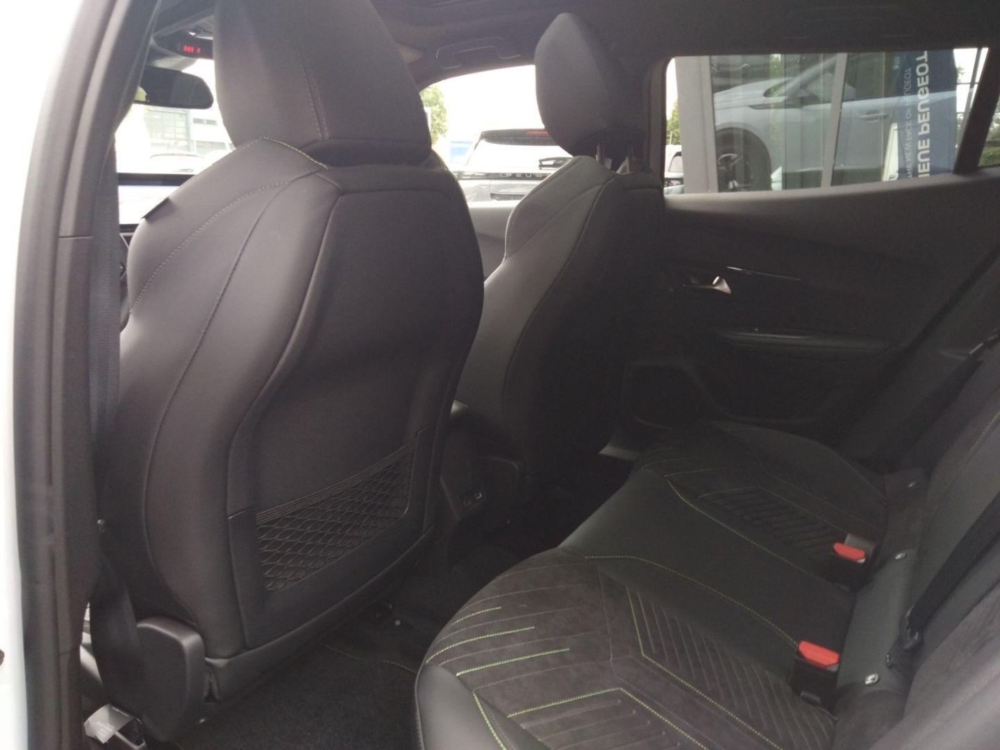 Fahrzeugabbildung Peugeot 2008 GT HYBRID 145 e-DSC6 El. Panodach Navi ACC
