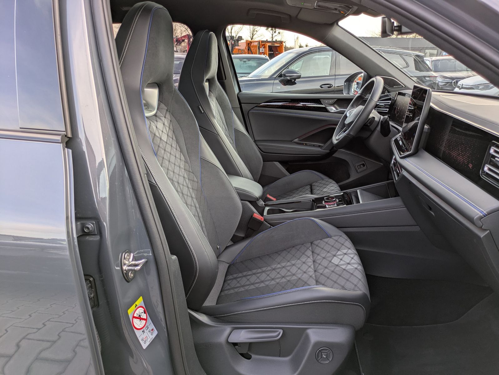 Fahrzeugabbildung Volkswagen Tiguan 2.0 TDI 4M R-Line BLACK*PAN*HK*AHK*MATRIX