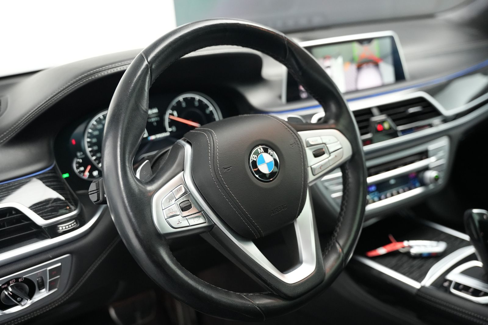 Fahrzeugabbildung BMW 750 750 xDrive*M-Paket*S-Dach*Bowers&Wilkins*HUD