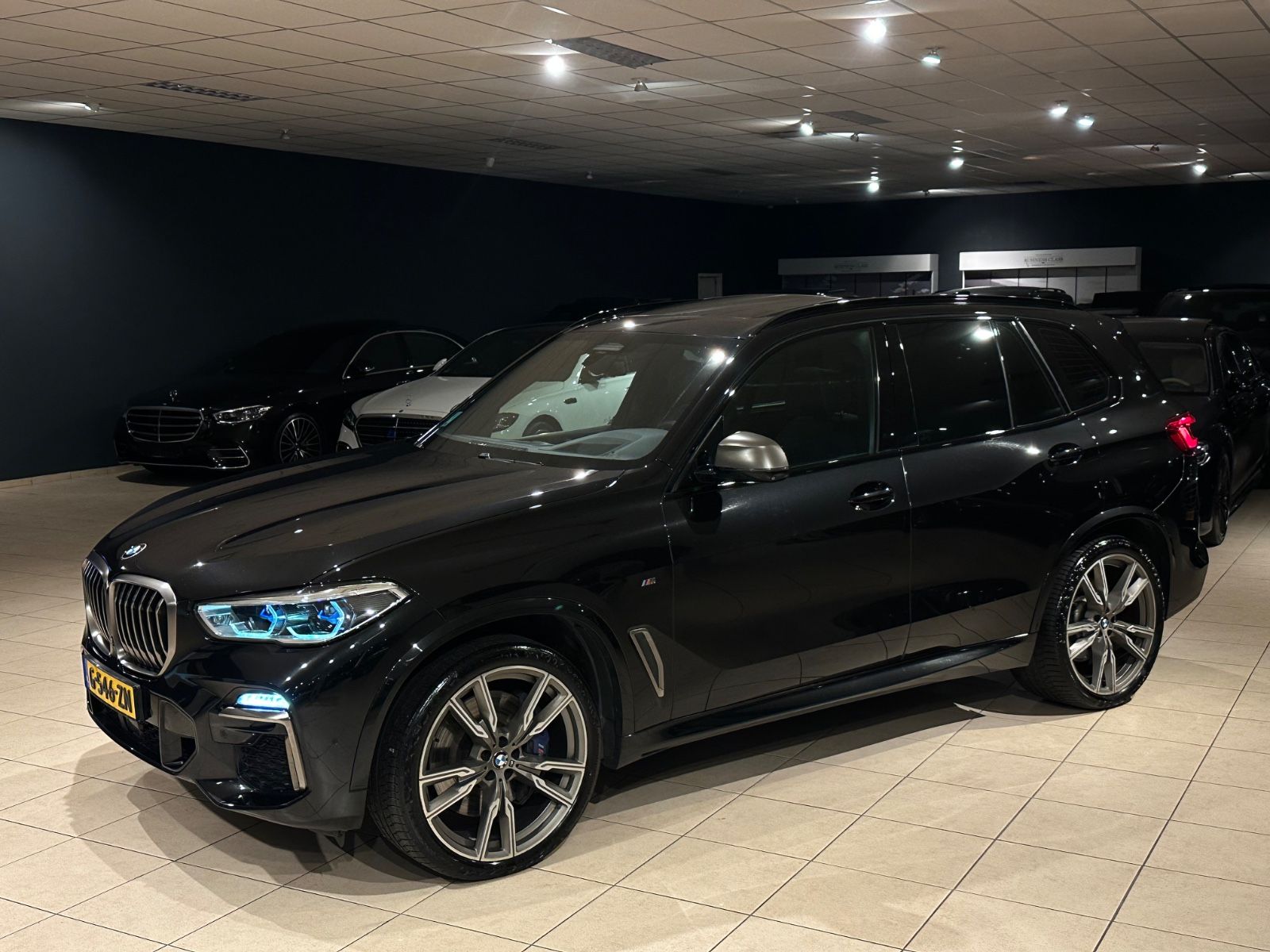 BMW X5 M50d INDIVIDUAL/SKYLOUNGE/AHK/MASSAGE/B&W/VOL