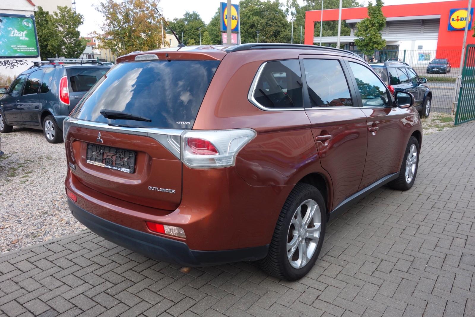 Mitsubishi Outlander 2.2 DI-D 150 ch 4WD Instyle • 7 places • Cuir • GPS • Toit ouvrant • Caméra