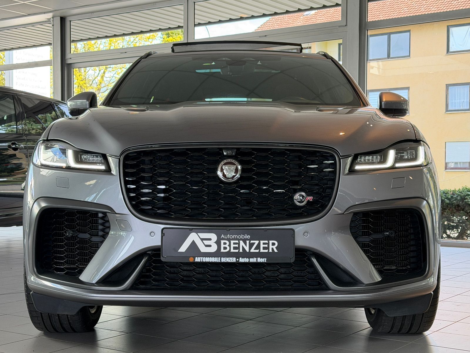 Fahrzeugabbildung Jaguar F-PACE SVR /PANO/MERIDIAN/HUD/360°KAM/MEMORY