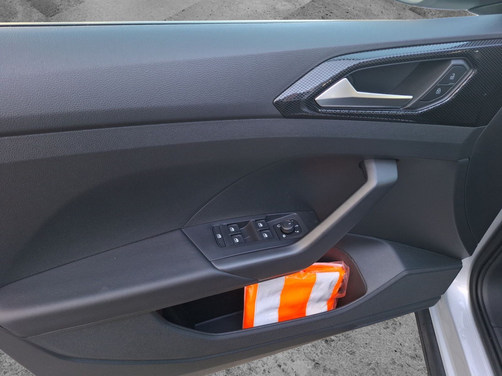 Fahrzeugabbildung Volkswagen T-Cross TSI Life LED CarPlay AID ACC PDC SH LM