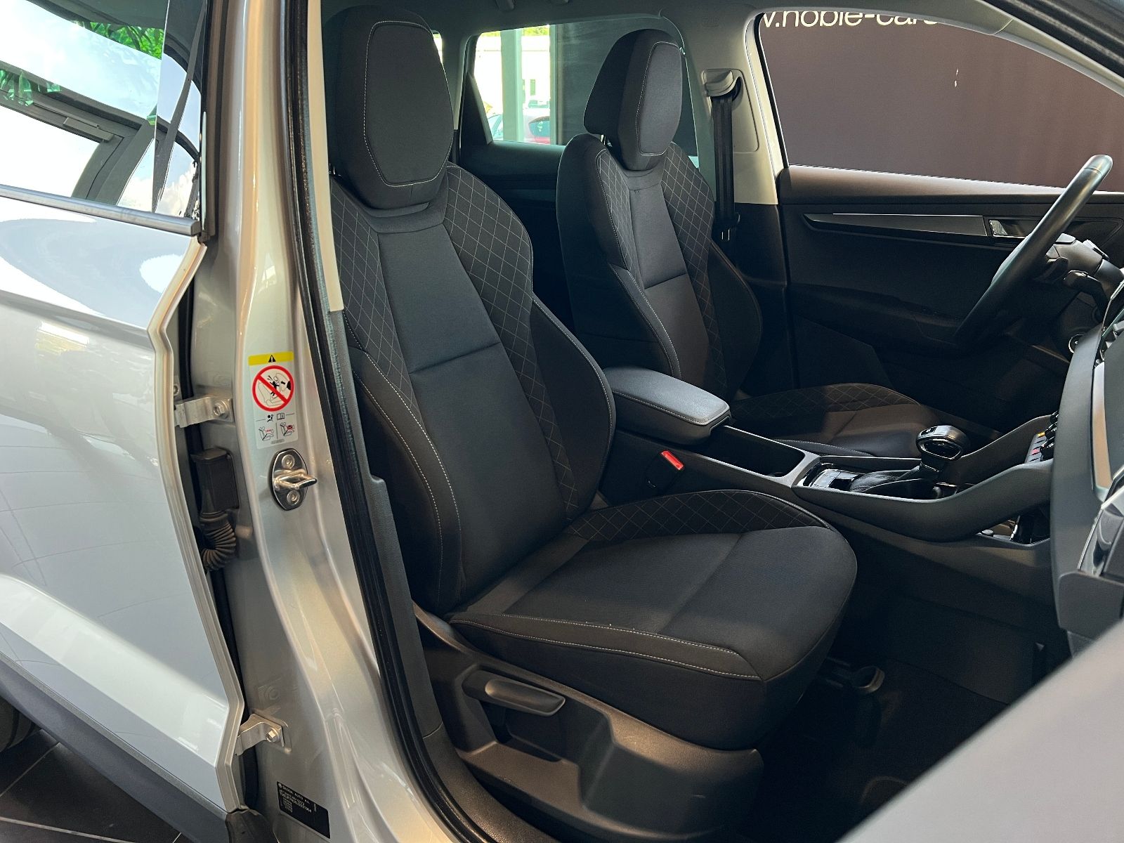 Fahrzeugabbildung SKODA Karoq Style ACC RFK NAV DAB SHZ vo + hi 18"