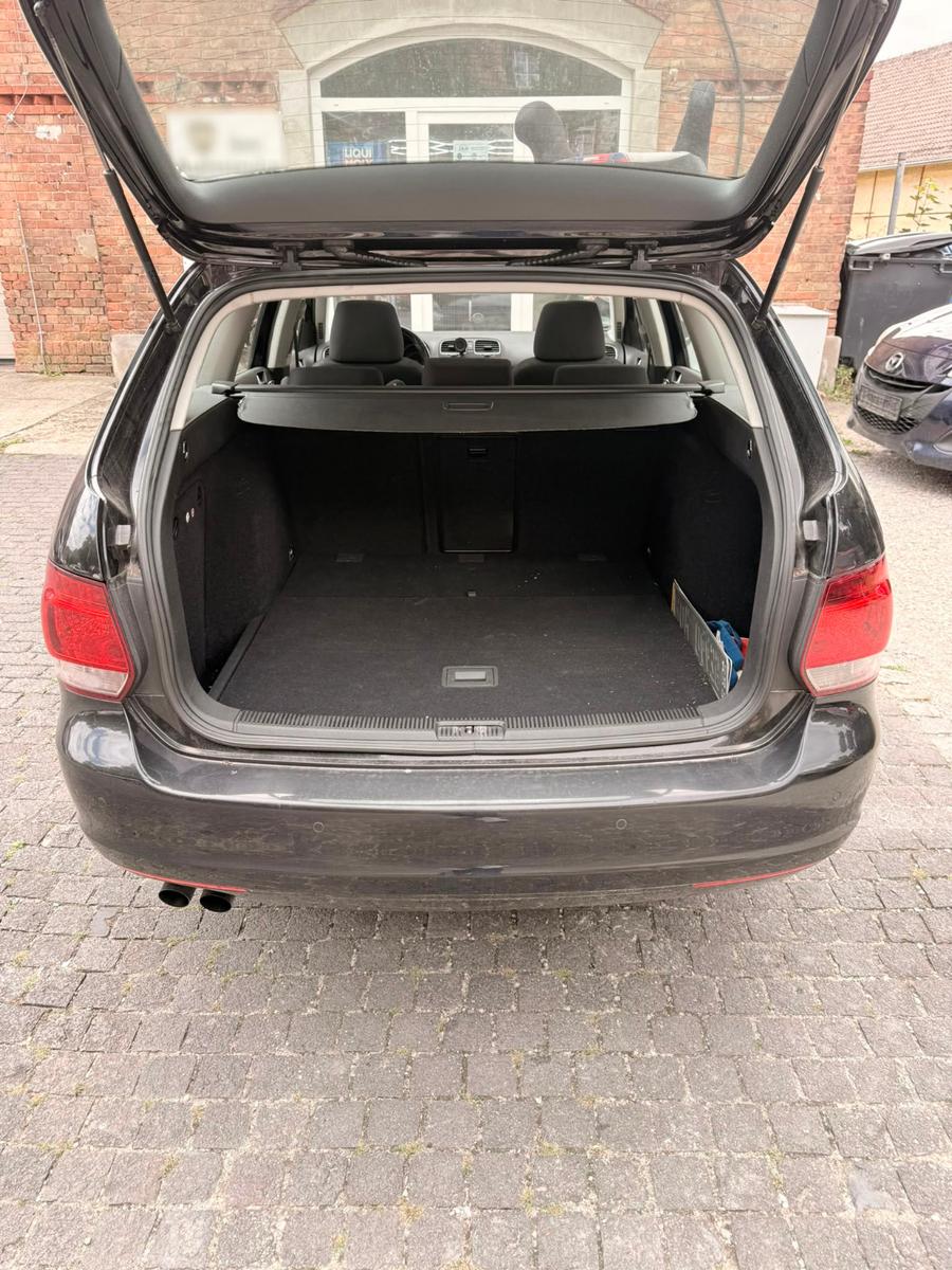 Volkswagen Golf 2010 — interior