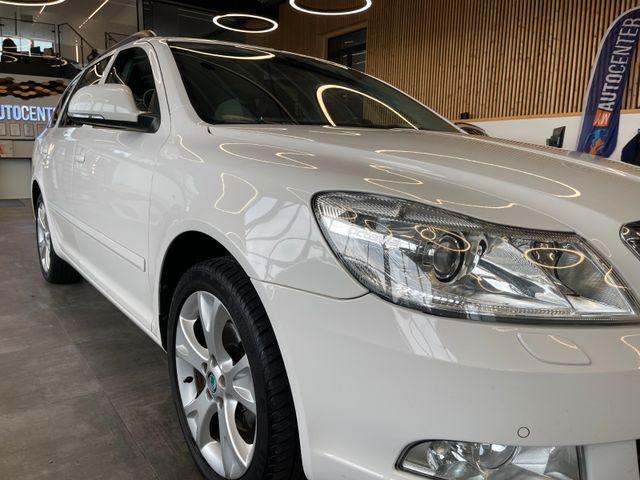 Skoda Octavia Combi Elegance DSG *NAVI*XENON*PDC*