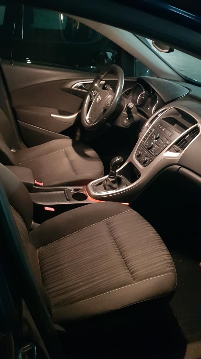Opel Astra 2011 — photo 7