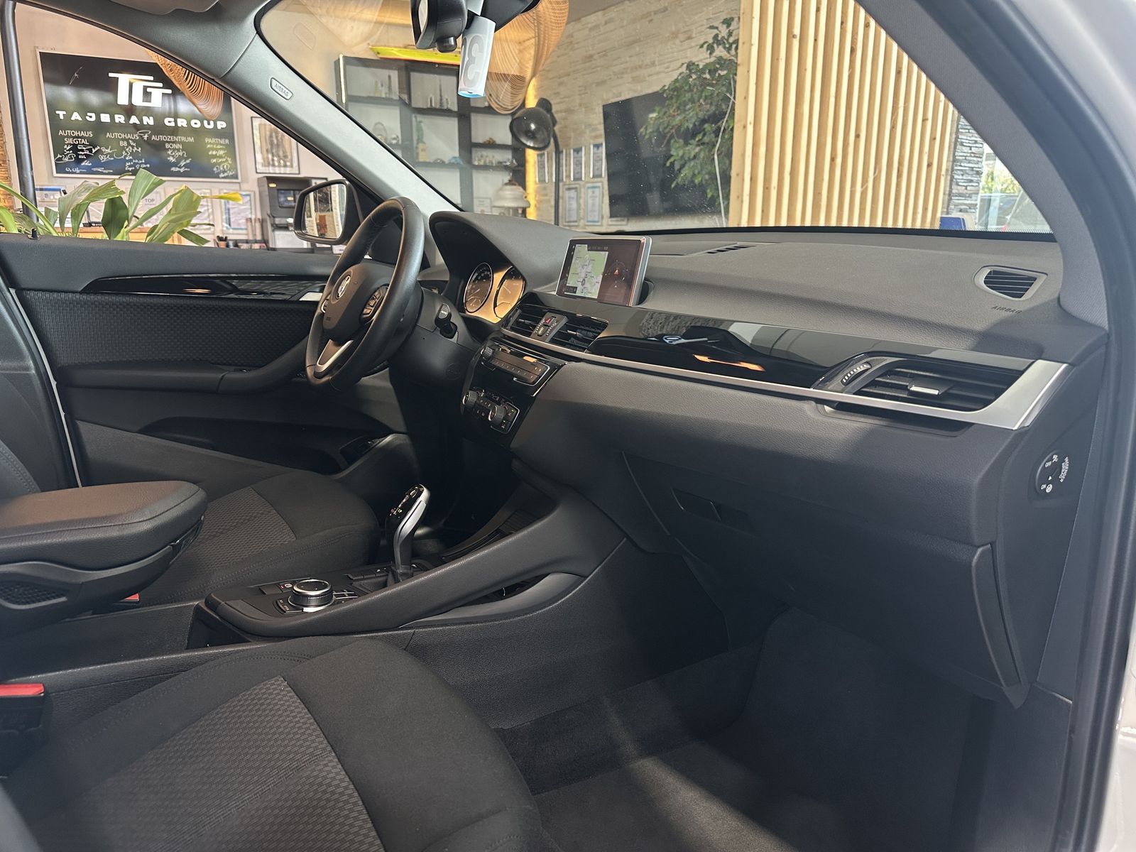 BMW X1 18d Advantage sDrive Navi R.Cam AHK LED SHZ foto 11