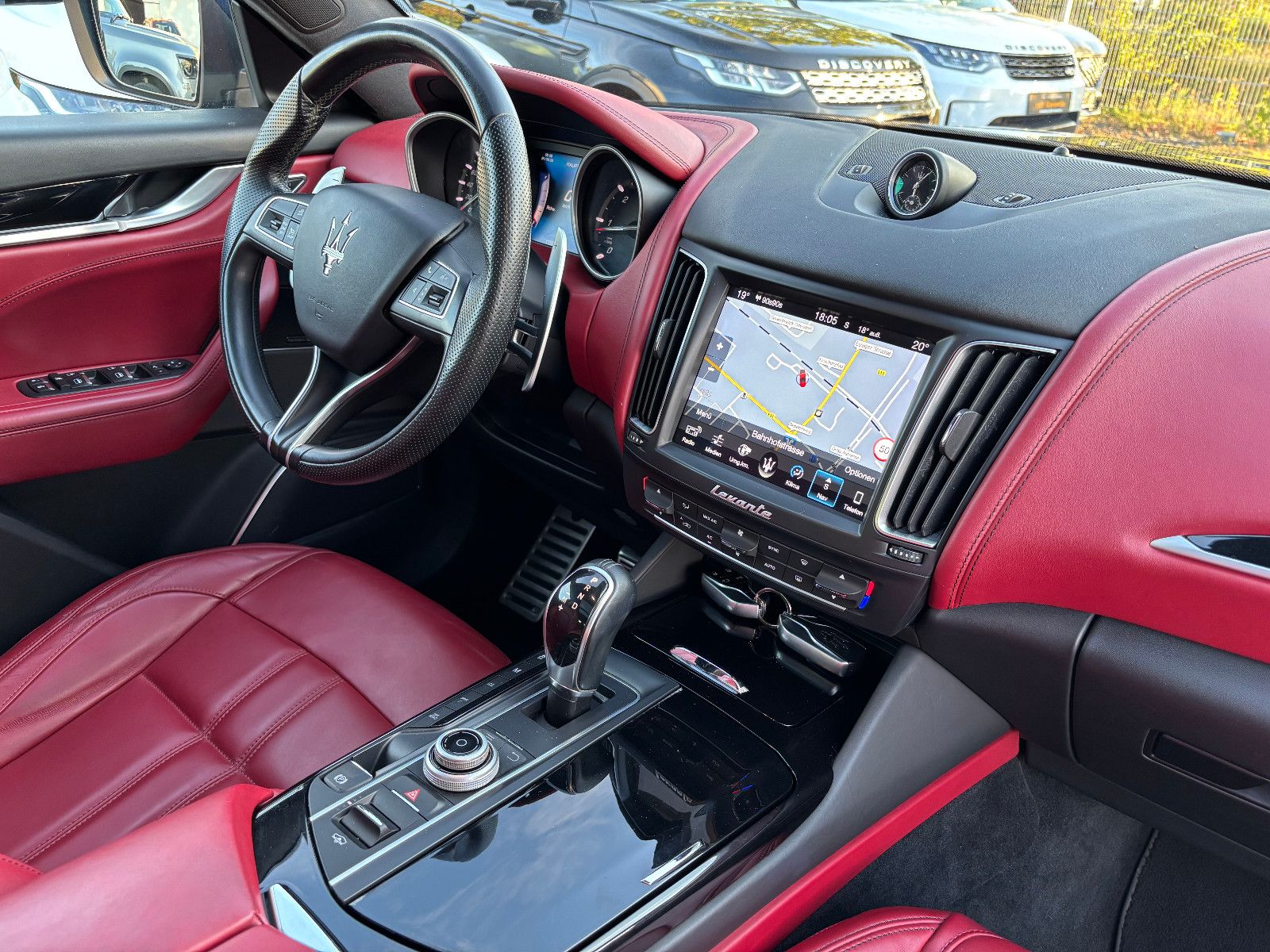 Fahrzeugabbildung Maserati Levante/EXCLUSIVE/RED/360'KAM/PANO/HARMAN-KARDON