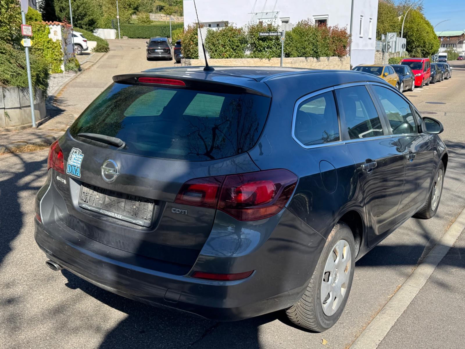Opel Astra 2011 — photo 5