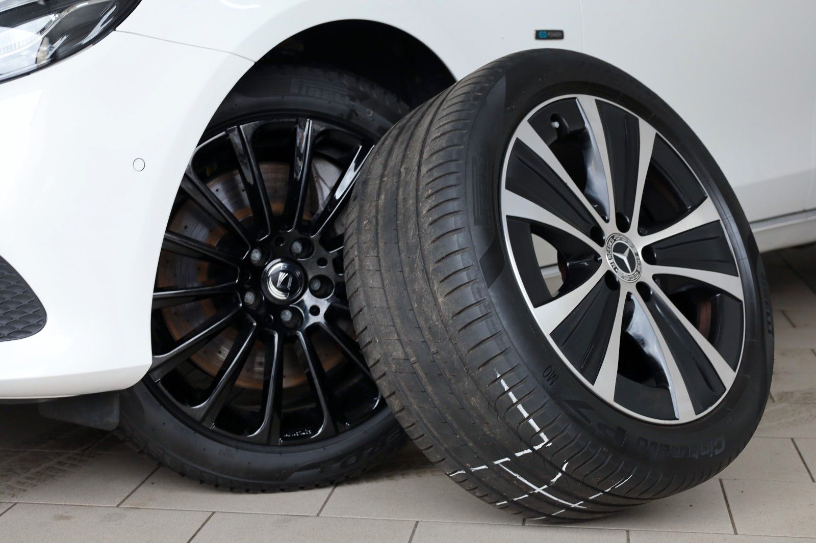 Fahrzeugabbildung Mercedes-Benz E 300de T Avantgarde,Navi,LED,Kamer,SH,AHK,SR+WR