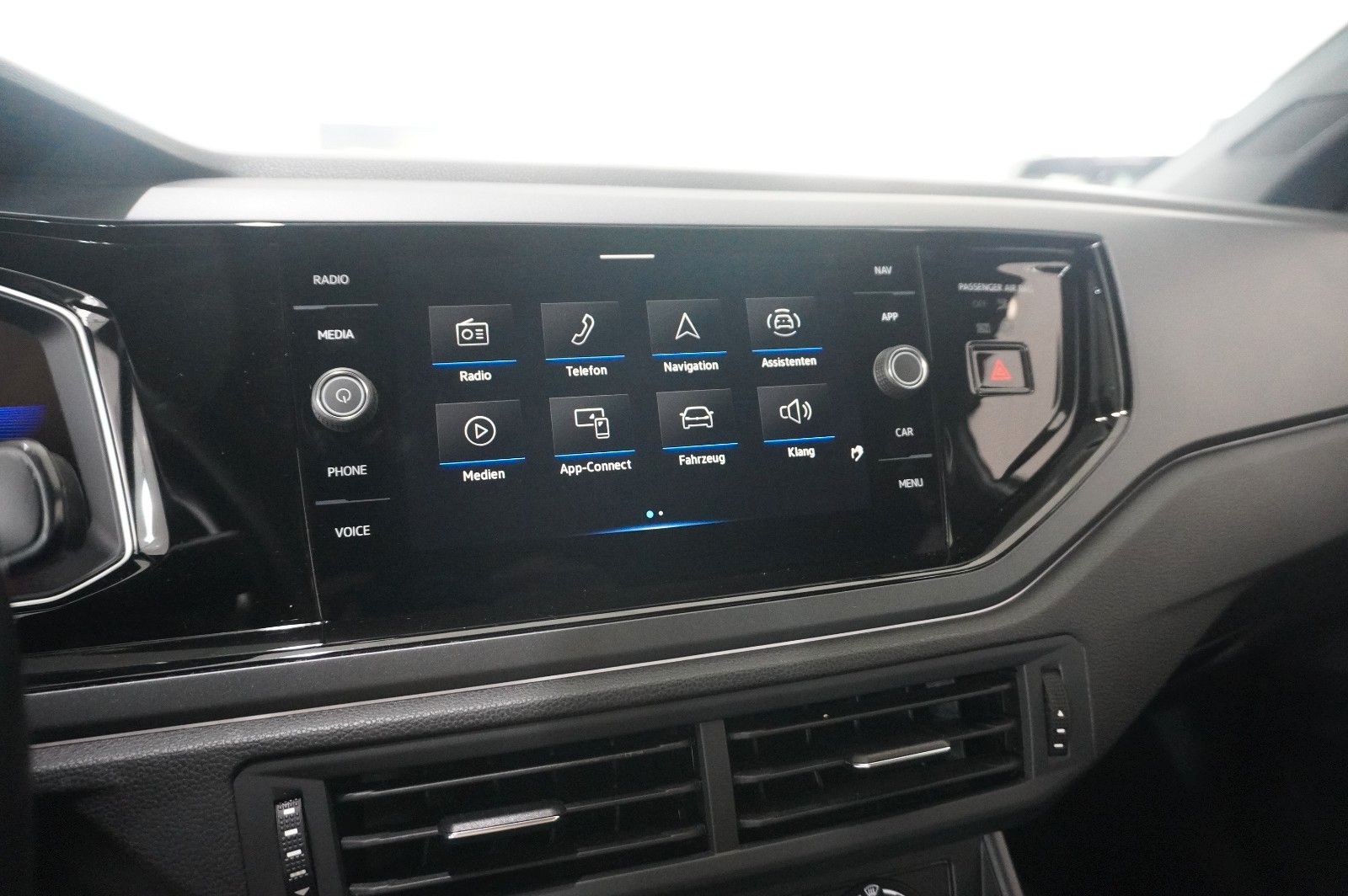 Fahrzeugabbildung Volkswagen Taigo 1.0 TSI R-LINE NAVI/LED/KAMERA/SPORT/DAB+
