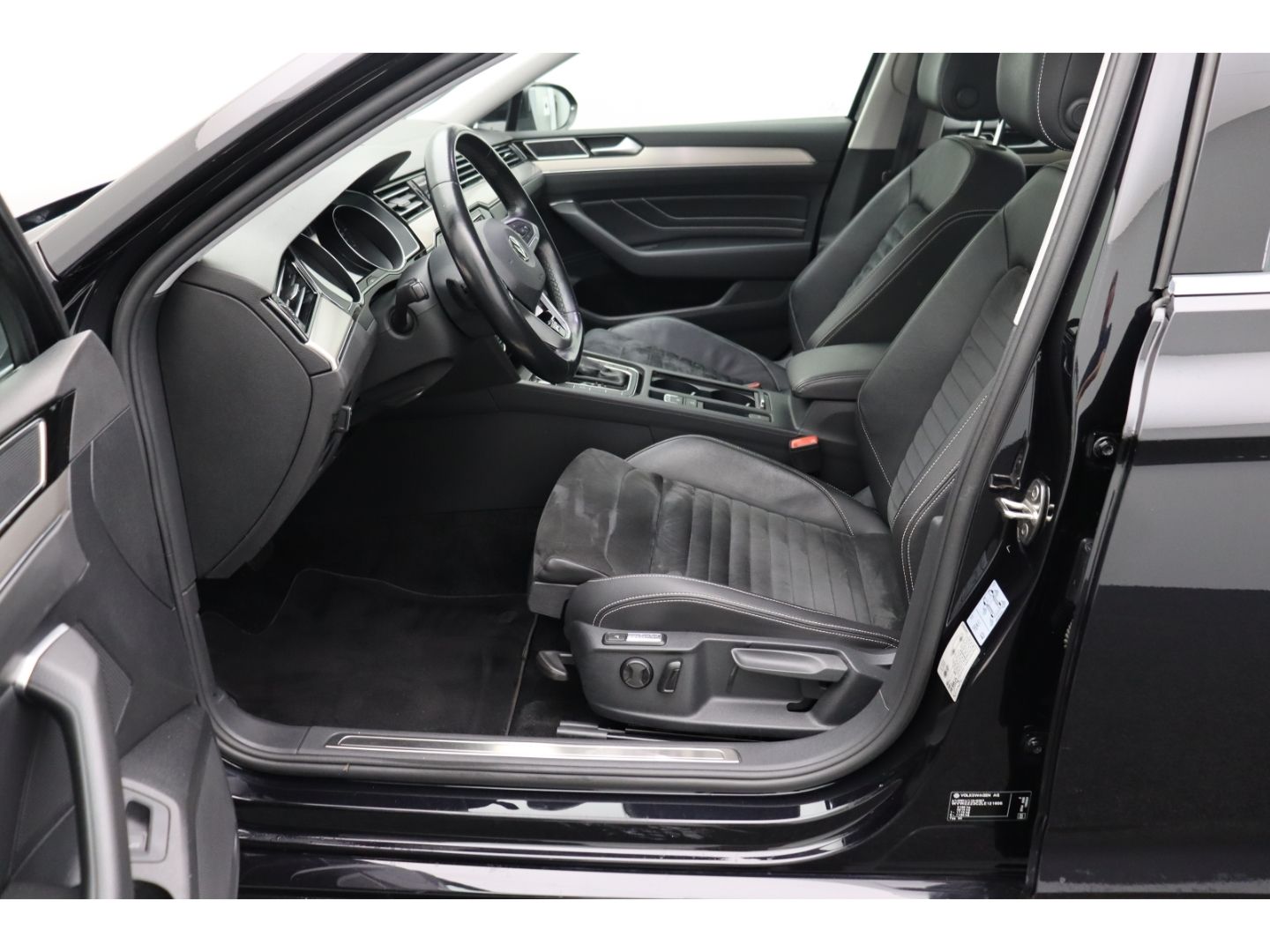 Fahrzeugabbildung Volkswagen Passat Variant 2.0 TDI DSG elegance R-LINE AHK
