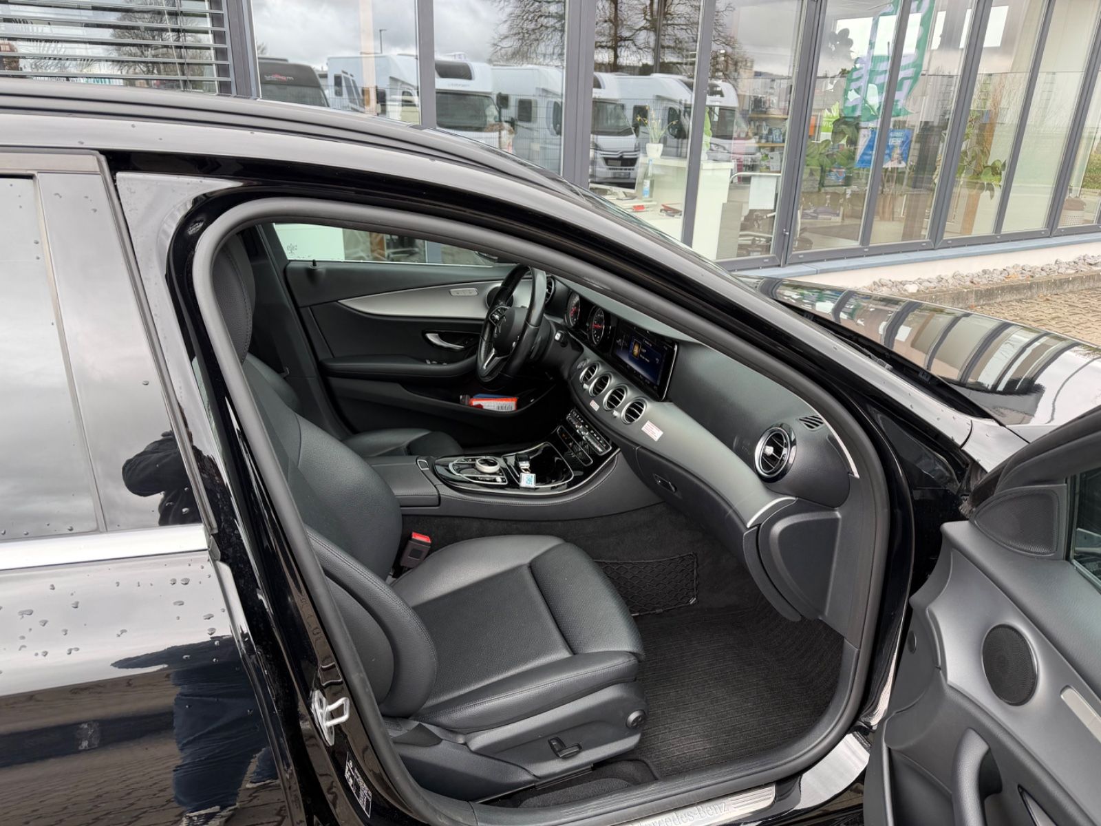 Fahrzeugabbildung Mercedes-Benz E 400 d T 4MATIC LED PTS Easy Pack DSG