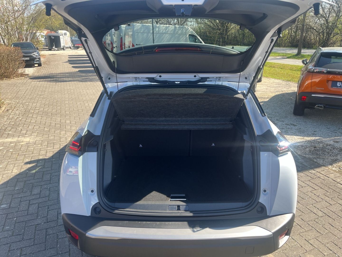 Fahrzeugabbildung Peugeot 2008 Allure 130 Puretech EAT8    ACC  CarPlay