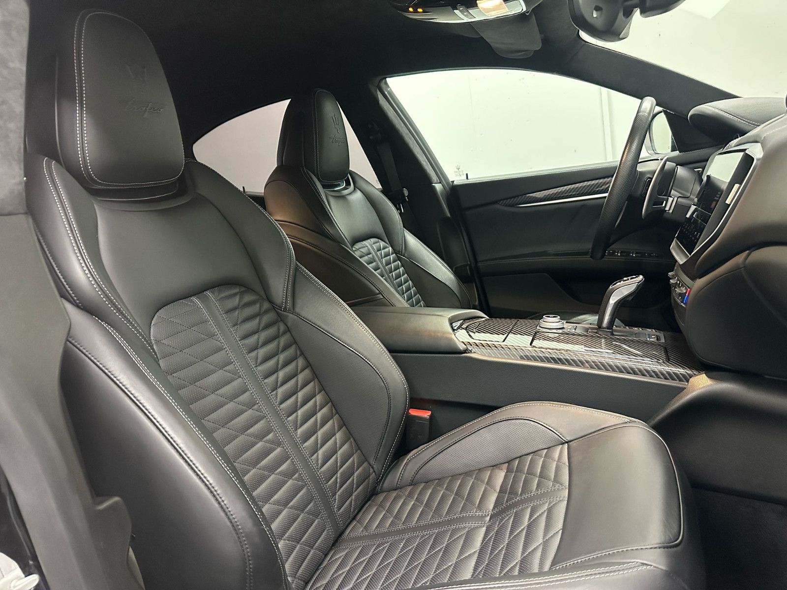 Fahrzeugabbildung Maserati Ghibli TROFEO V8   - SOFT CLOSE*NAVI*TEMPO*DAB*