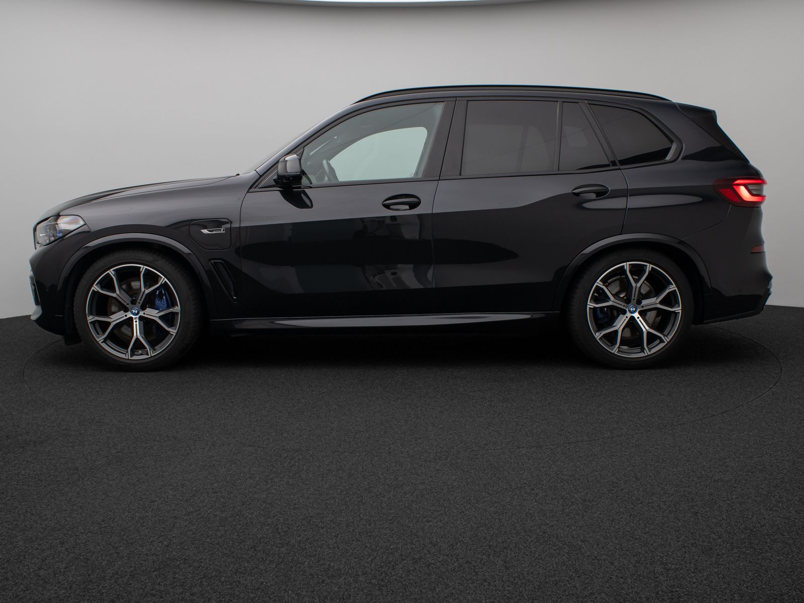 Fahrzeugabbildung BMW X5 xD45e M Sport Panorama Laser 360°HUD DAB B&W