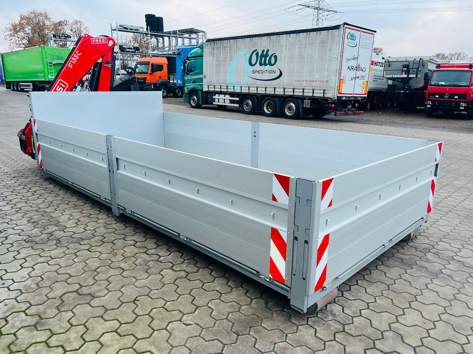 Fahrzeugabbildung Andere Container mit Fassi Kran, Krancontainer