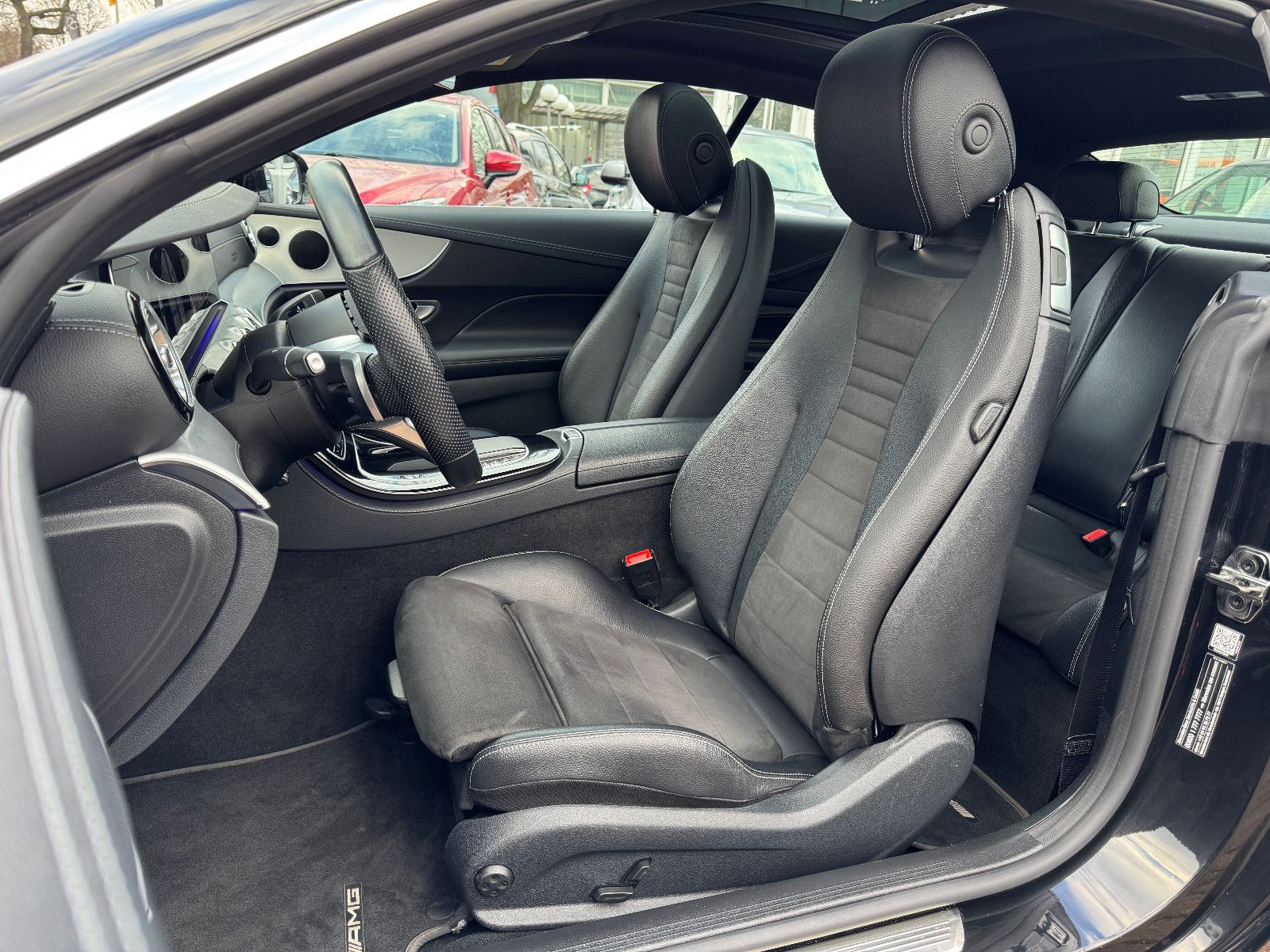Fahrzeugabbildung Mercedes-Benz E 300 Coupe 9G 2X AMG LINE PANORAMA MBUX 20 ZOLL