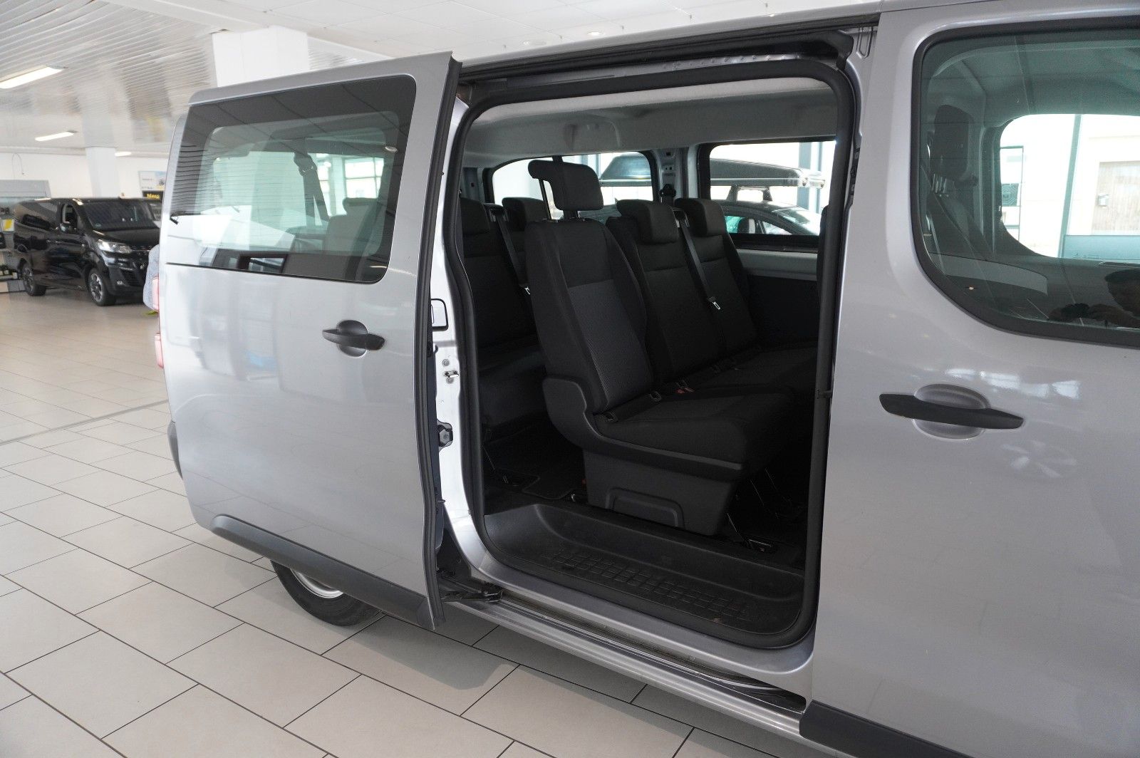 Fahrzeugabbildung Opel Vivaro C Kombi 2.0D "L" 9-SITZER NAVI/TEMP./DAB+