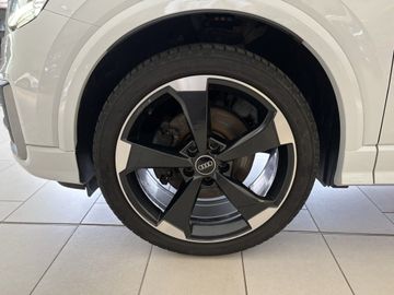 Fotografie des Audi Q2 35 TFSI S tronic sport AHK