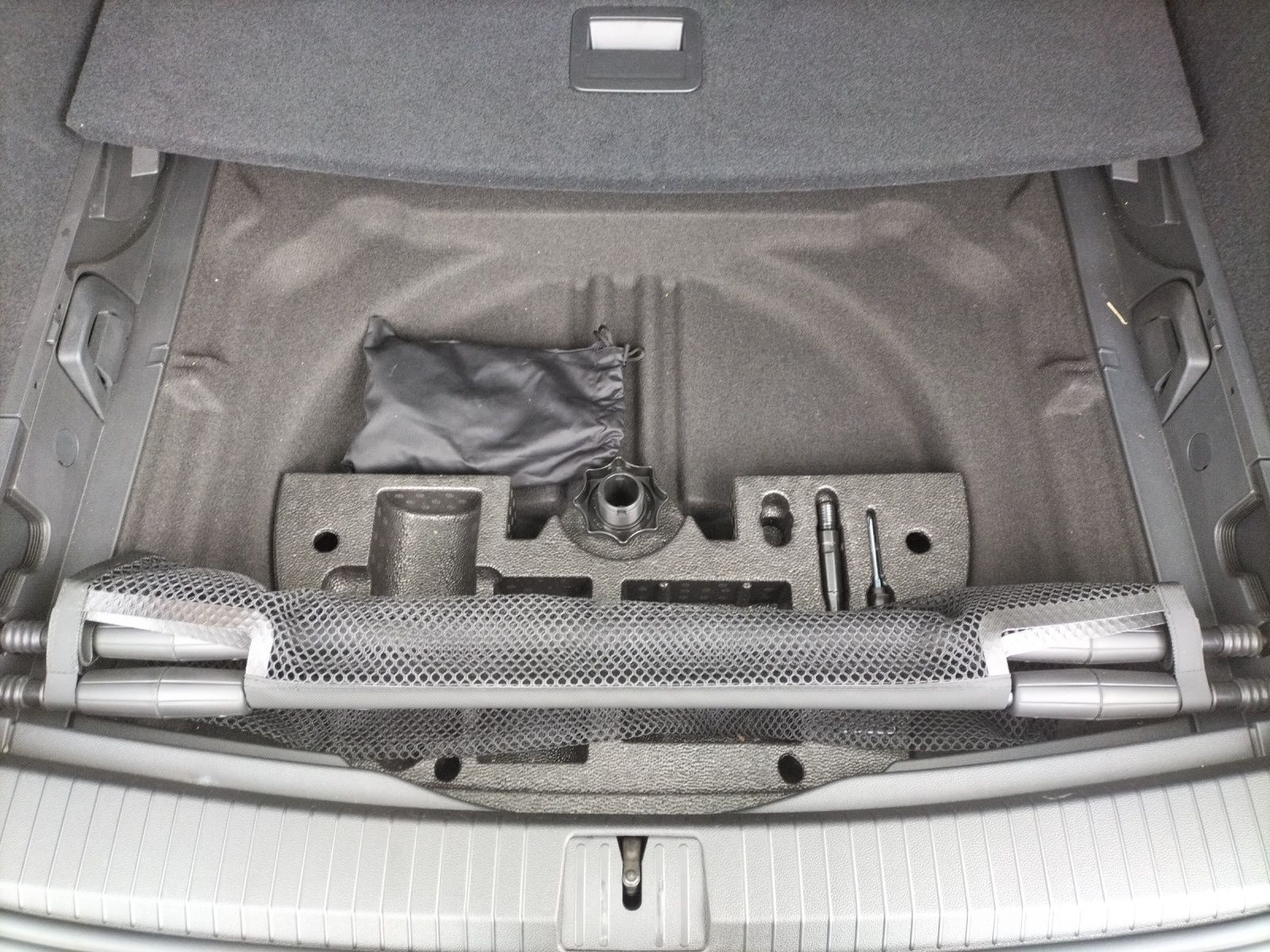 Fahrzeugabbildung Volkswagen Touran TSI Active STH LED Navi ACC Park-Assist S