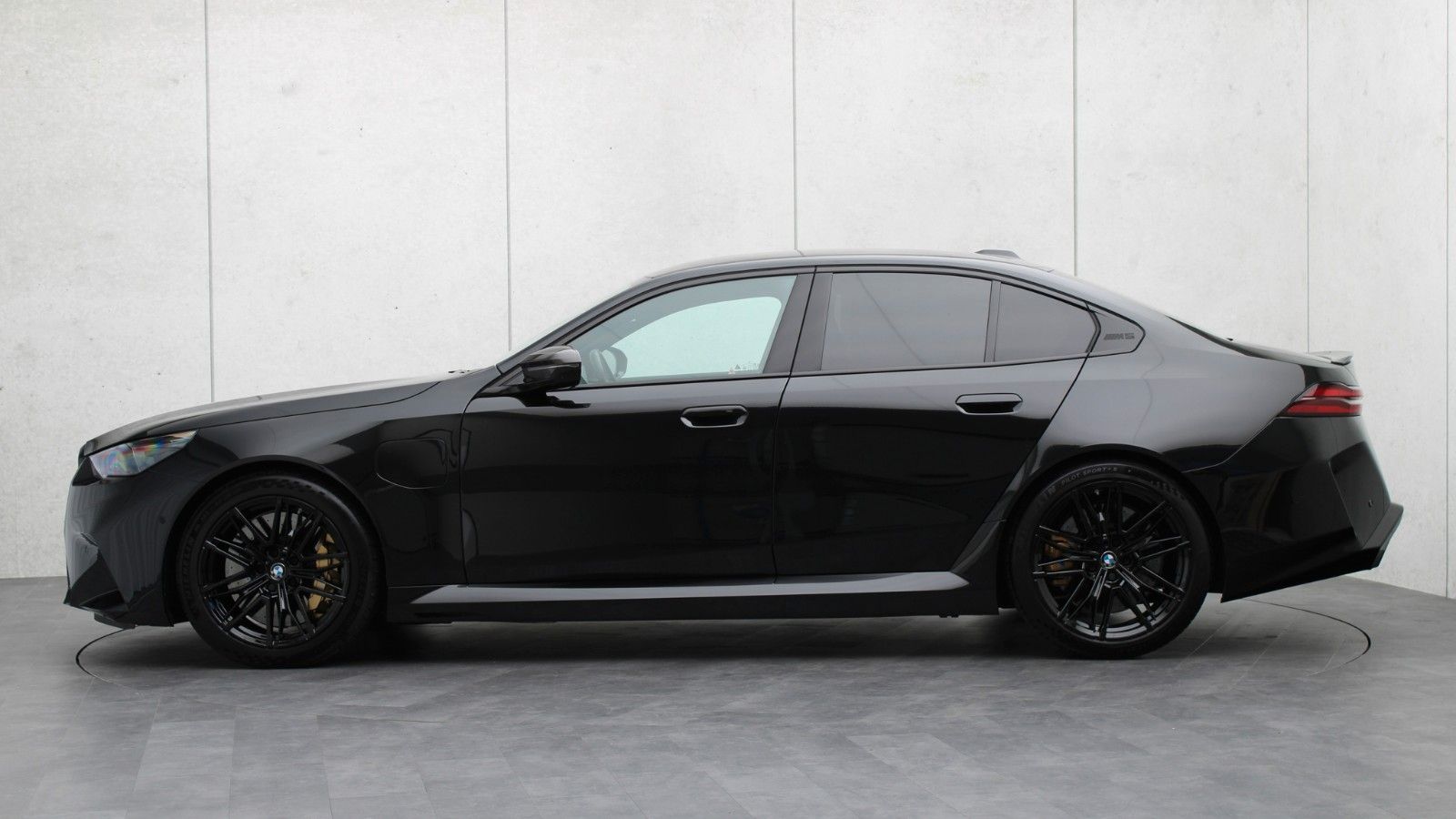 BMW M5 Ultimate Pack, M Drivers Pack, B&W, Sitzebel. imagem 2