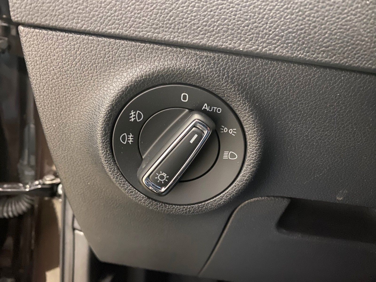 Fahrzeugabbildung SKODA Karoq 1.5 TSI Style+AHK schwenk+LED+NAVIGATION+