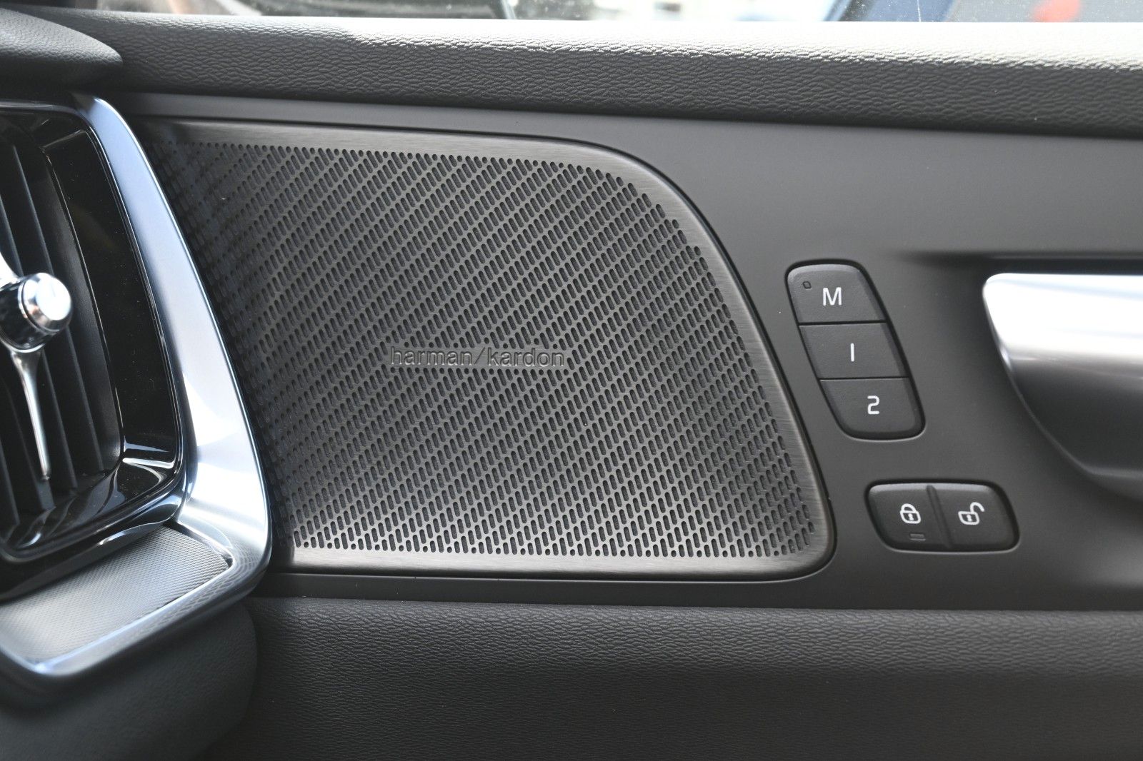 Fahrzeugabbildung Volvo V60 B4 Benzin DKG Plus Dark*FSHZG*360°*ACC*AHK