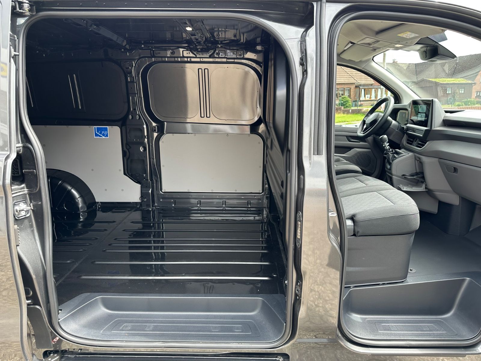 Fahrzeugabbildung Volkswagen T7 Transporter Kasten 2.0 TDI LR Navi/GRA/LED/EP