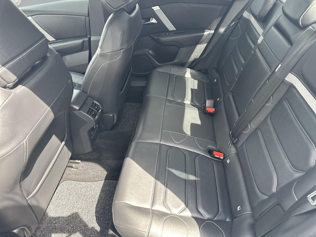 Fahrzeugabbildung Citroën ë-C4 X Shine-1Hnd-Navi-Schiebedach* - mit KI generiert/bearbeitet