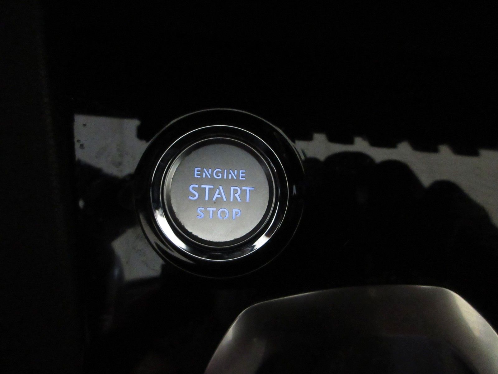 Fahrzeugabbildung Peugeot 3008 Allure 1.2T LED/NAVI/PDC/R´CAM/KEYLESS