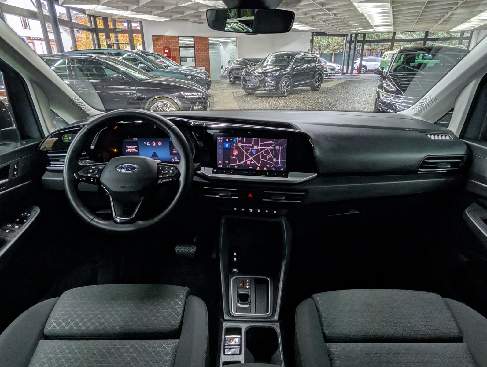 Fahrzeugabbildung Ford Tourneo Connect L2 Titanium 7-Sit Bi-LED Cam AHK