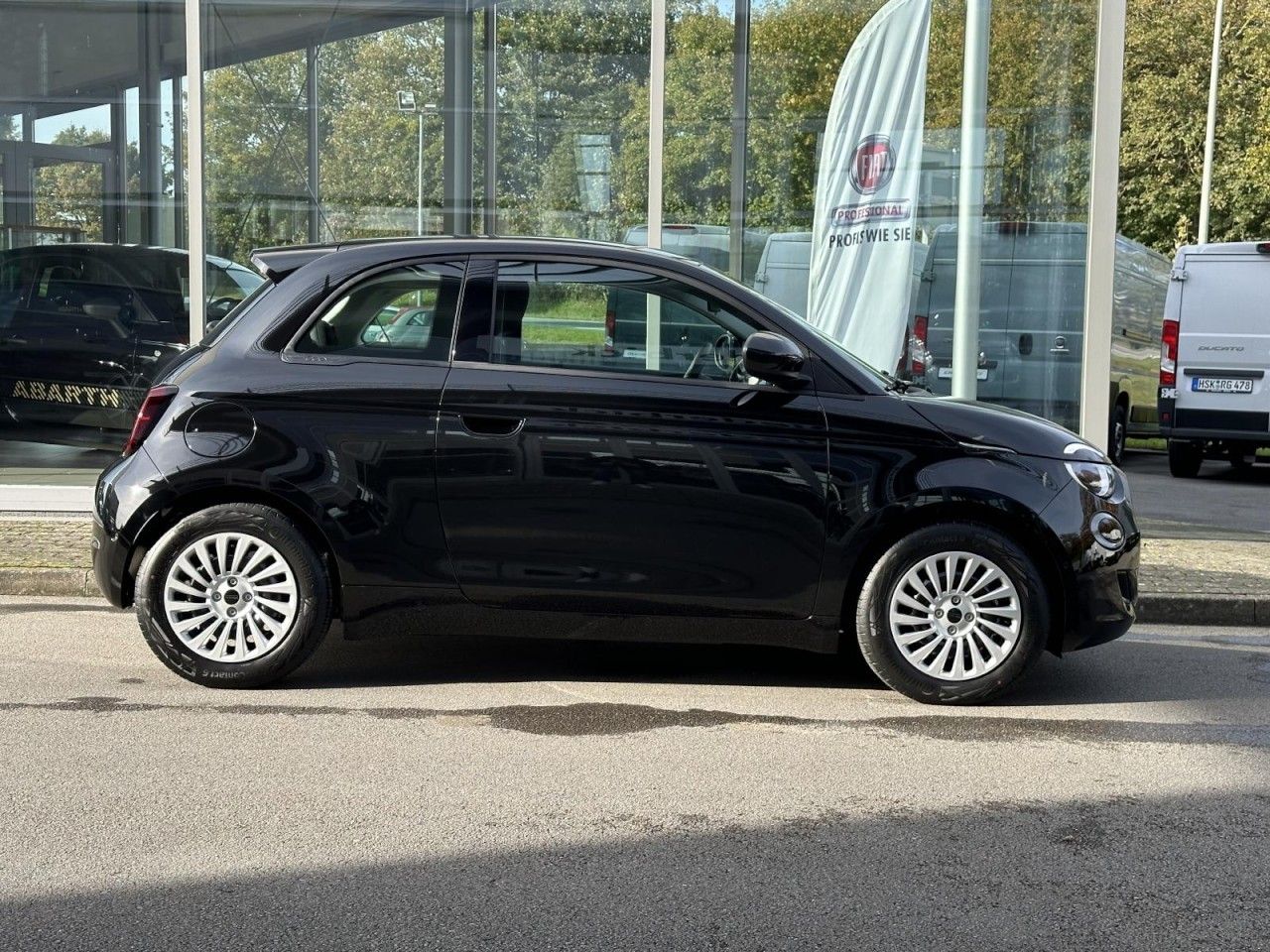 Fiat 500e 42kWh KOMFORT PAKET PDC Klima Navi imagem 3