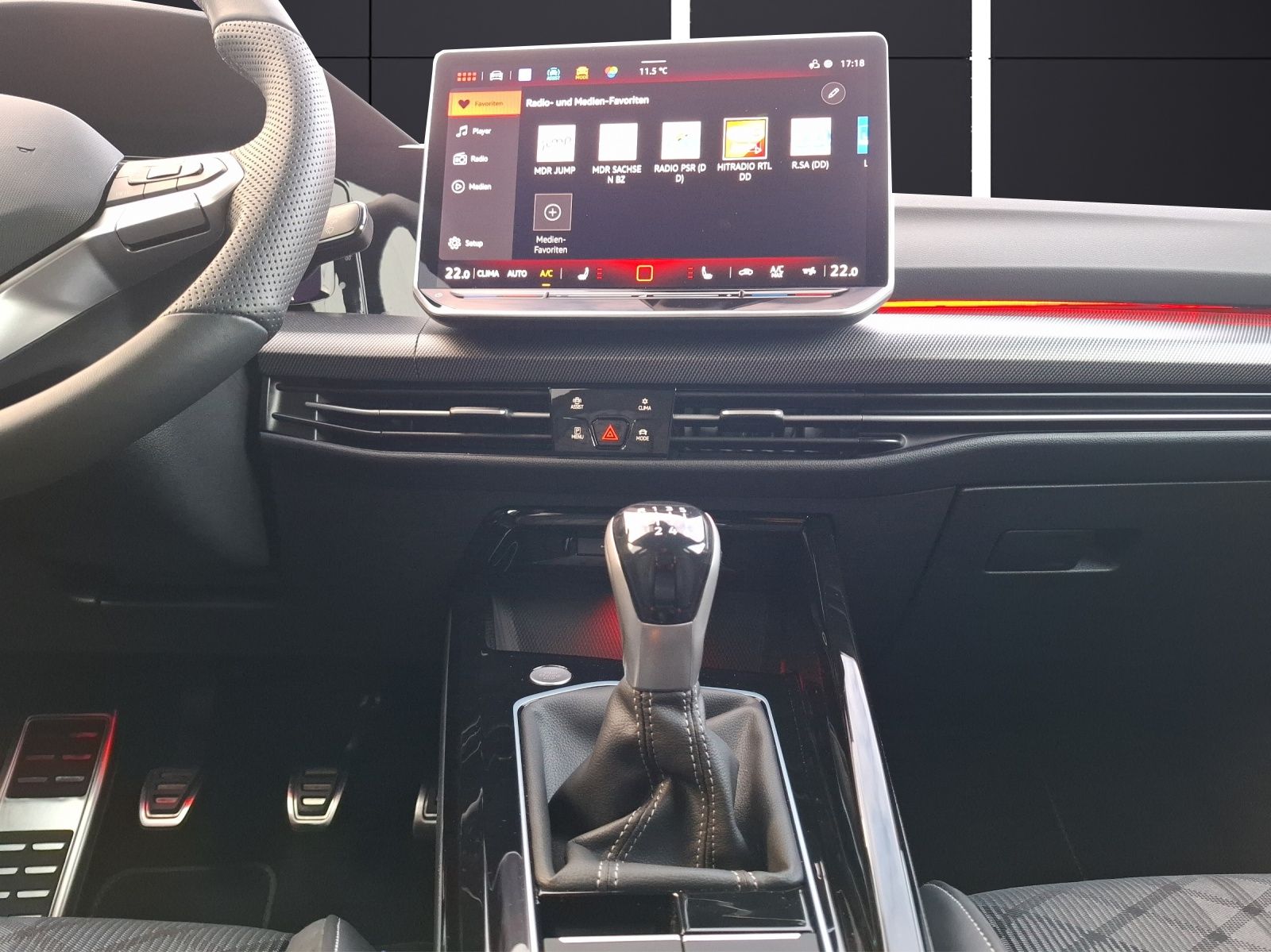 Fahrzeugabbildung Volkswagen Golf VIII Variant TSI R-Line Matrix Navi AID ACC