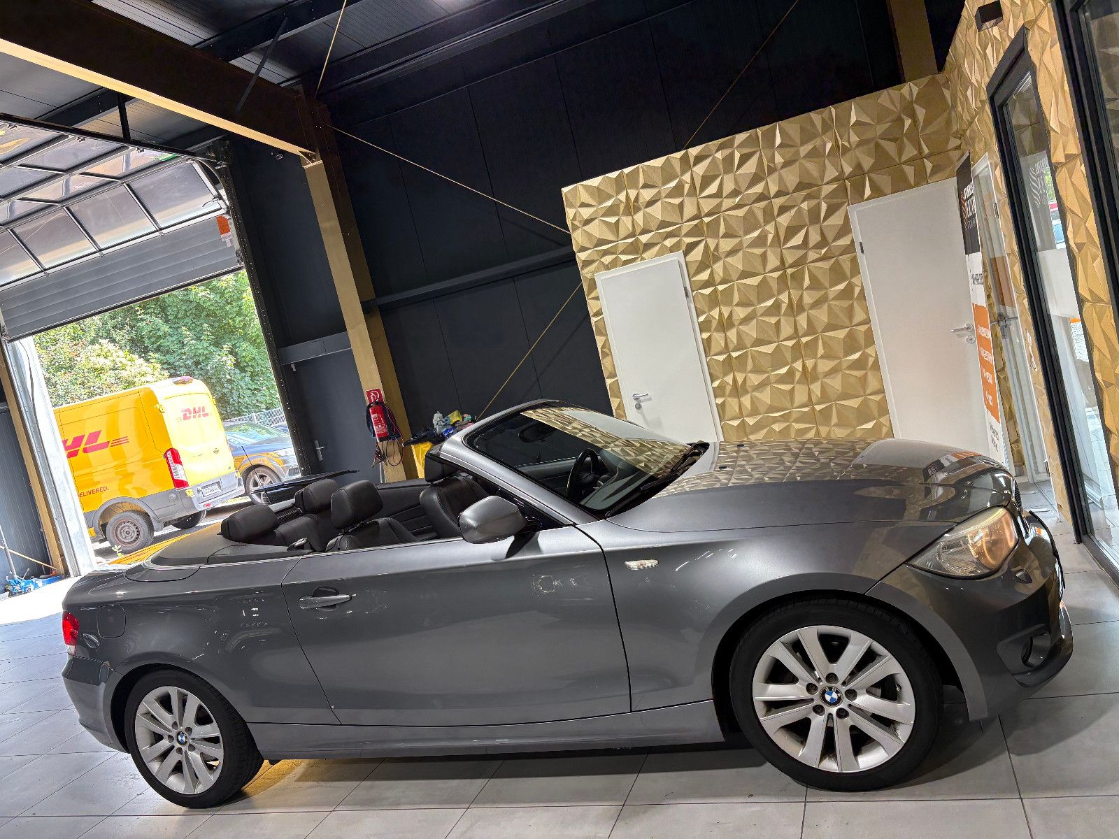Fahrzeugabbildung BMW 118i Baureihe 1 Cabrio/NAVI/PDC/SHZ/KLIMA/8-FACH