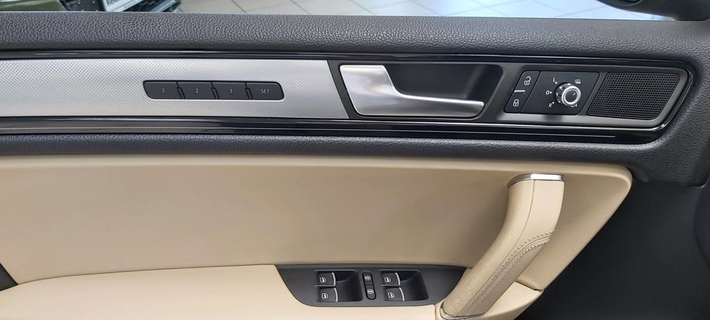 Volkswagen Touareg V6 3.0 TDI AHK PANO STANDH NETTO 16.500