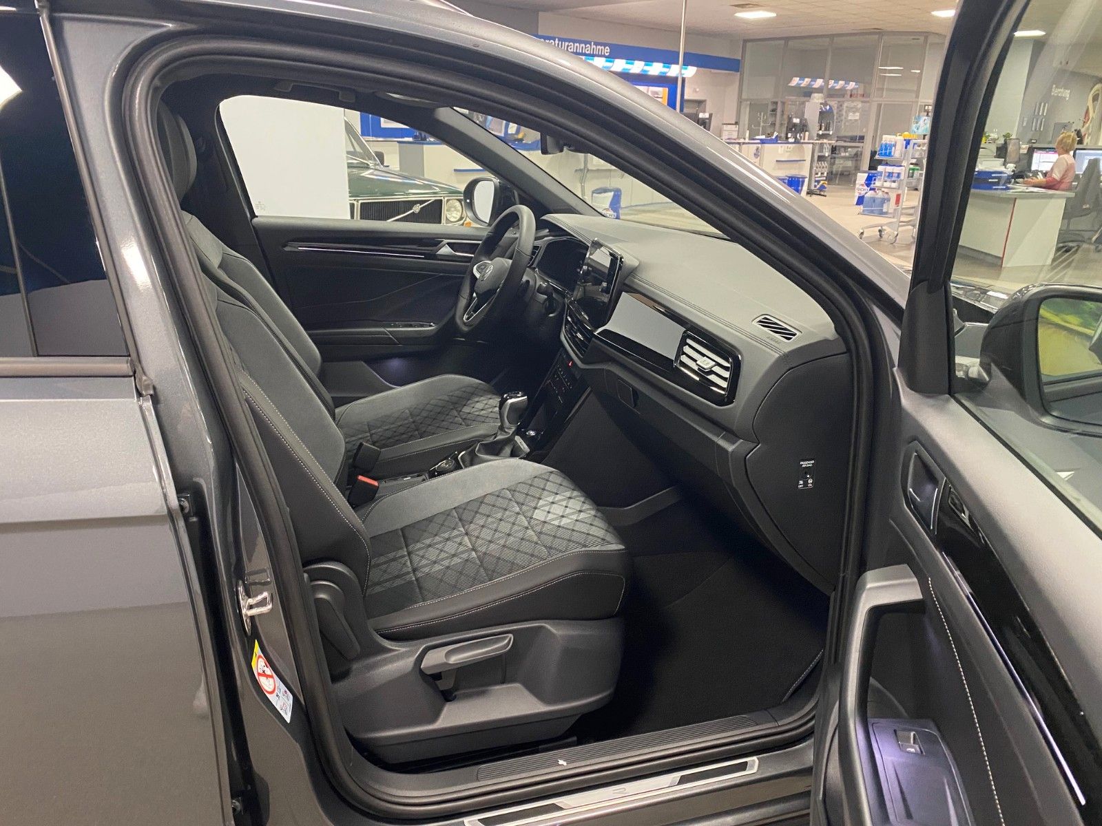 Fahrzeugabbildung Volkswagen T-Roc 2.0 TSI DSG 4MOTION R-Line+AHK+Black Style