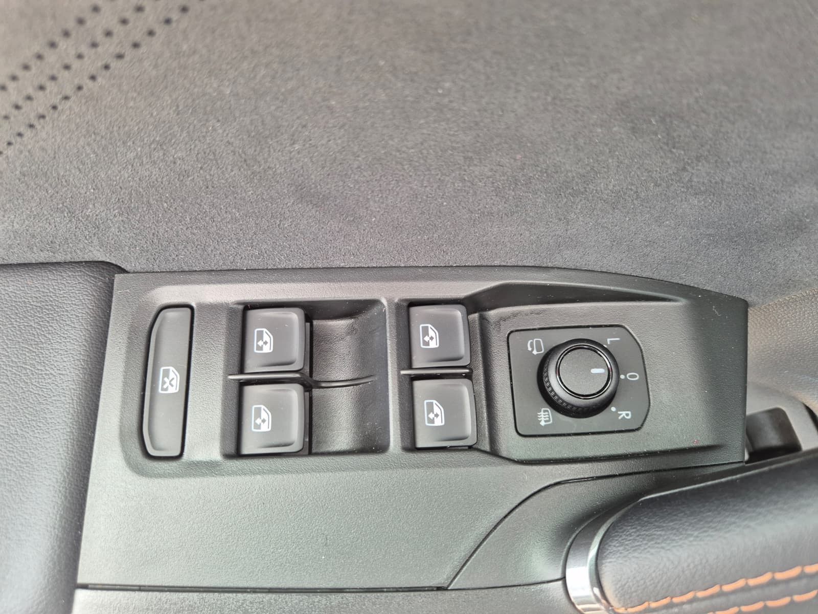 Fahrzeugabbildung CUPRA Leon 1.5 eTSI DSG PANO*AHK*DYNAMICA*EDGE*18" 5JG