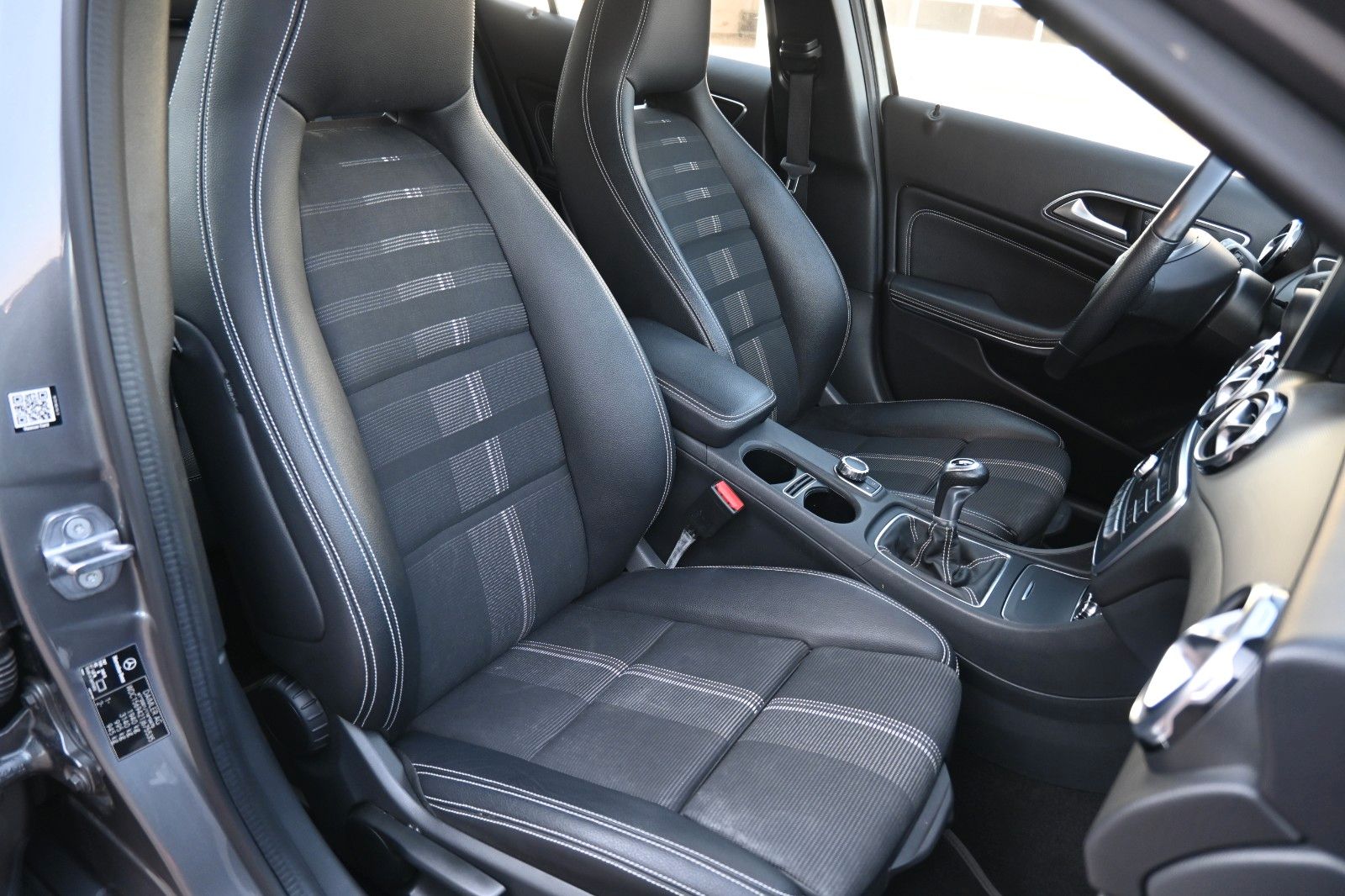 Fahrzeugabbildung Mercedes-Benz GLA 180 Schalter Urban*Navi*RFK*AHK