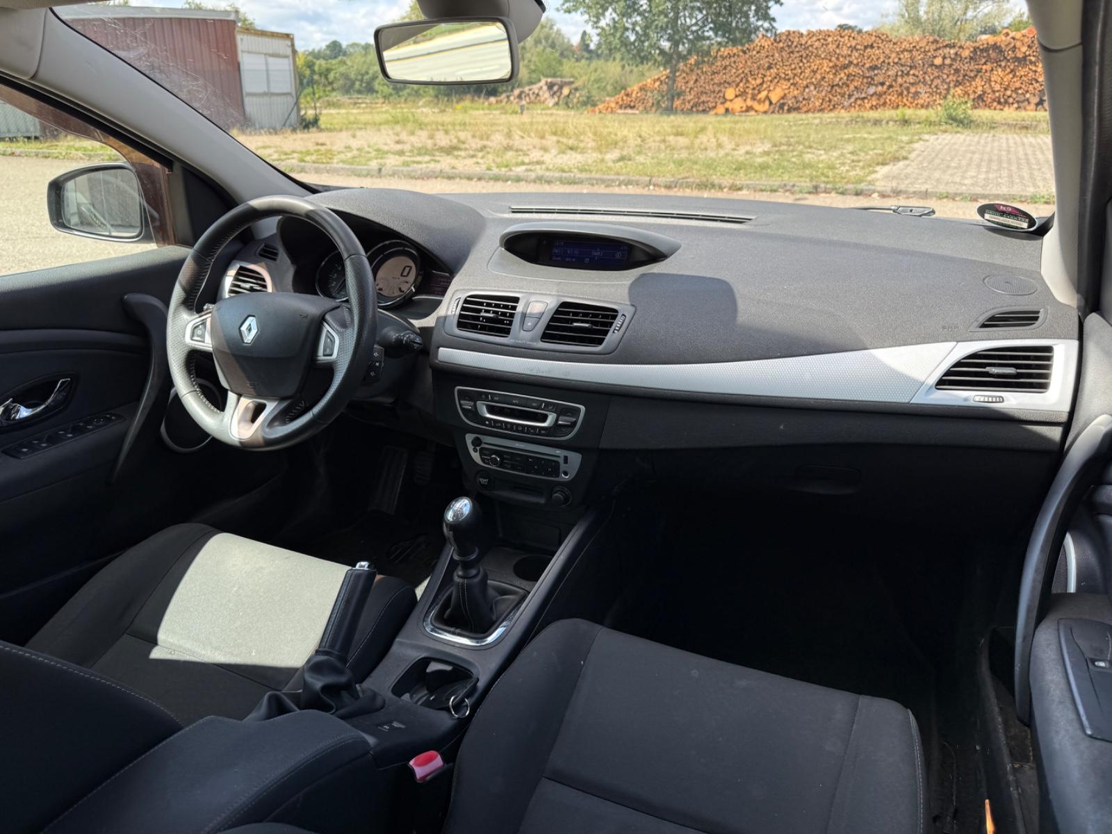 Renault Megane 2012 — photo 18