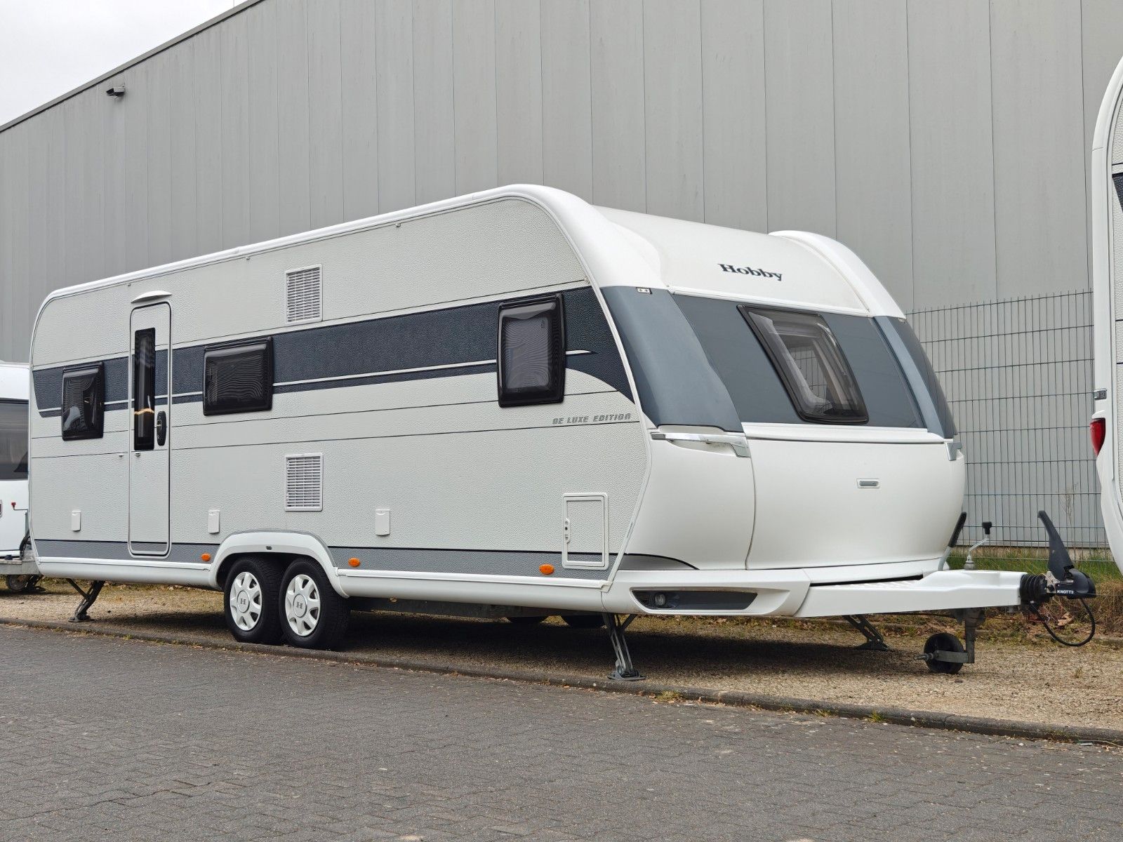 Fahrzeugabbildung Hobby De Luxe Edition 650 KMFe - Etagenbetten, 2x Sitz