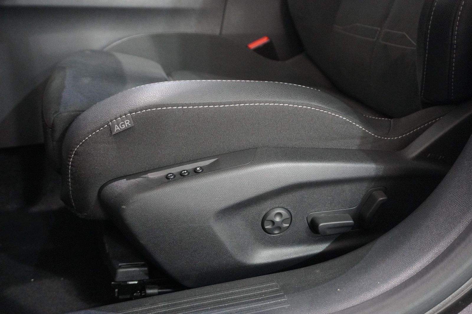 Fahrzeugabbildung Opel Astra L ST 1.2T GS SPORT NAVI/LED/360°/PANO/HUD