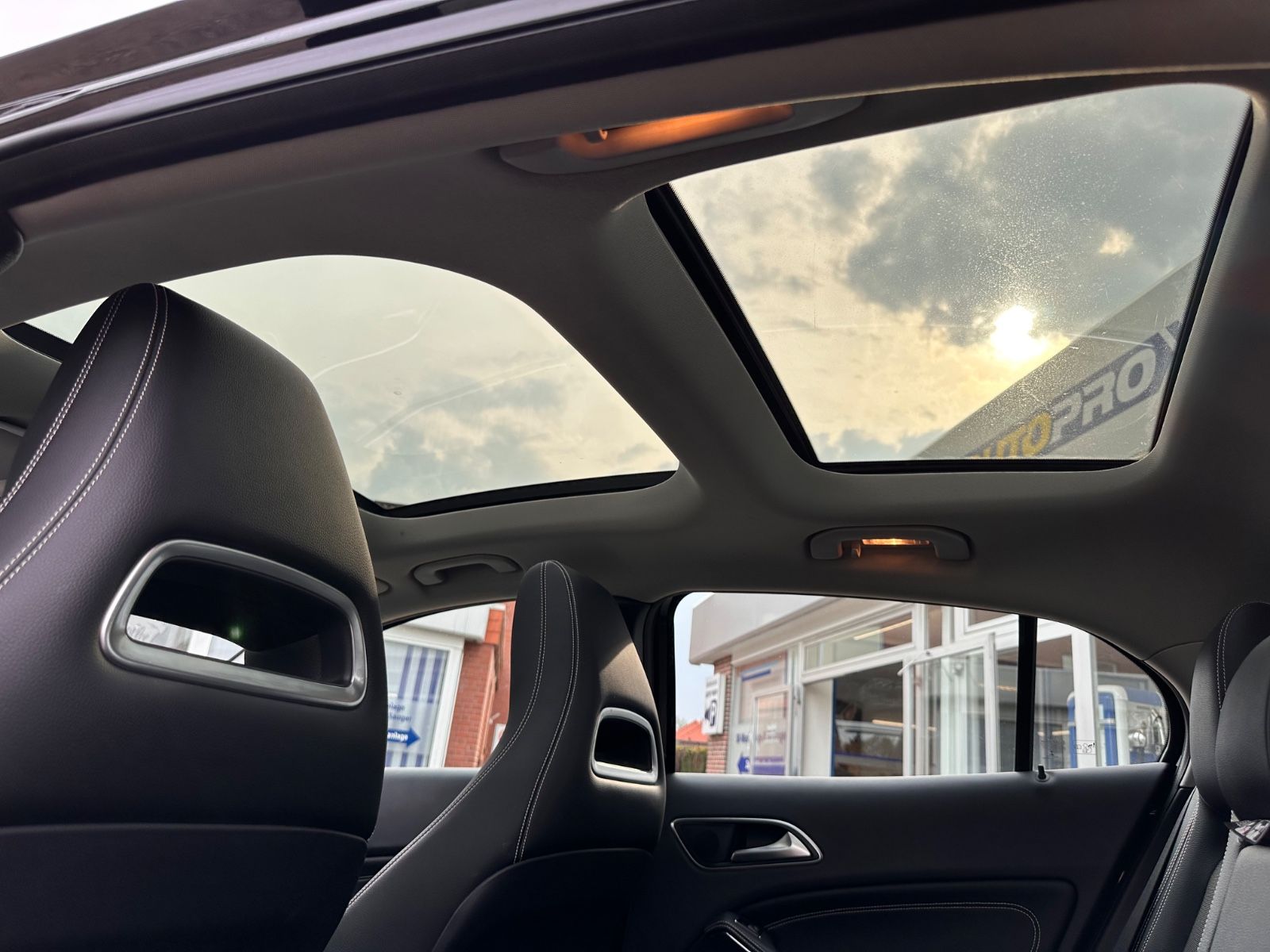 Fahrzeugabbildung Mercedes-Benz GLA 220 CDI Urban DCT AHK/Pano/SHZG/STANDHZG/GRA