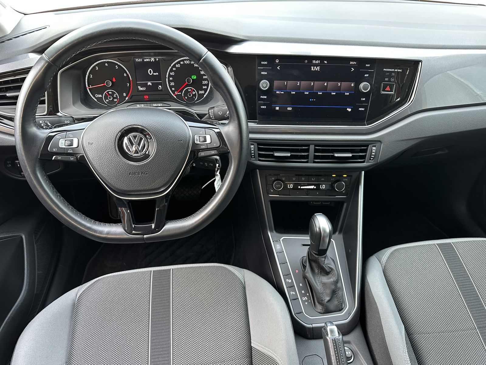 Fahrzeugabbildung Volkswagen Polo 1.0 TSI DSG R-Line NAV+LED+ACC+KAMERA+USB