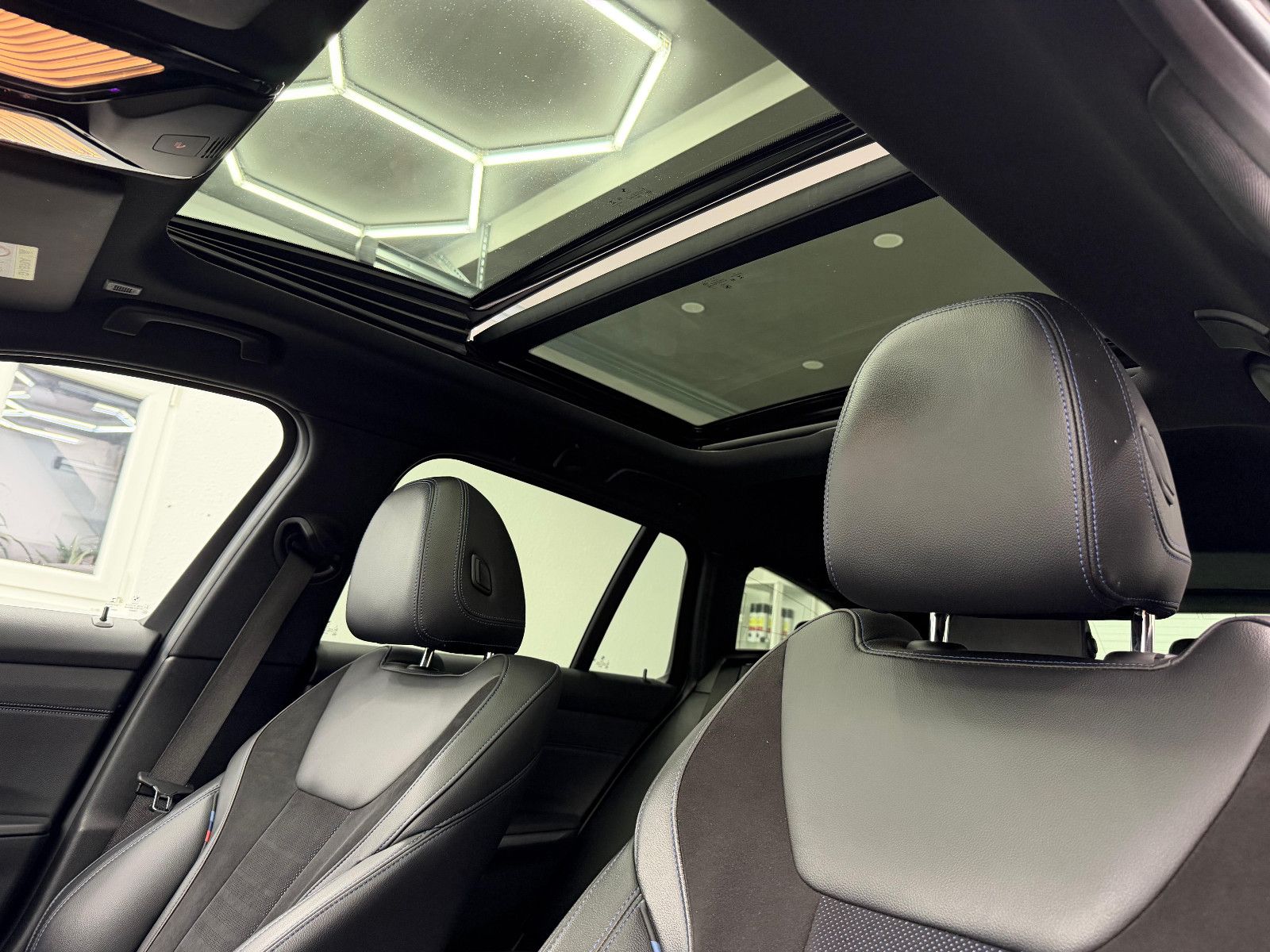 Fahrzeugabbildung BMW 320 d xDrive M-SPORT/LASER/DRIVING ASS+/PANO/HUD
