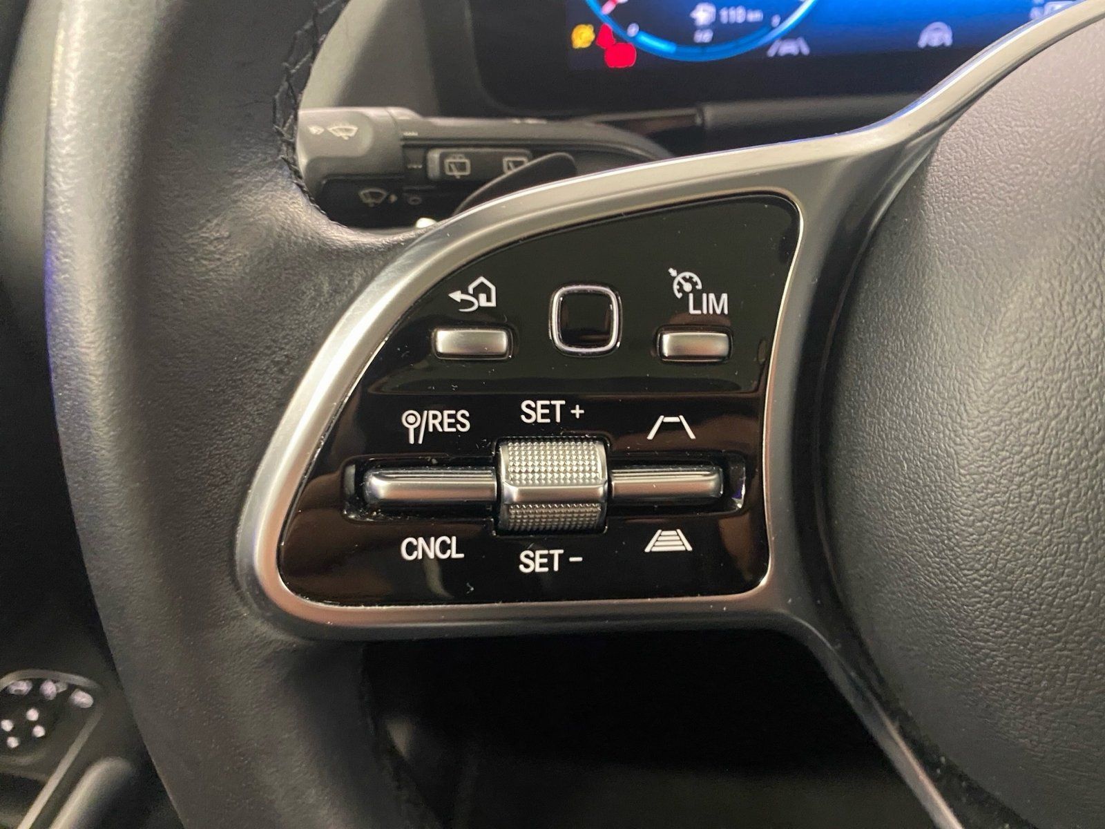 Fahrzeugabbildung Mercedes-Benz GLA 200 Progressive*AHK*Pano*Distron*360°*MBeam*